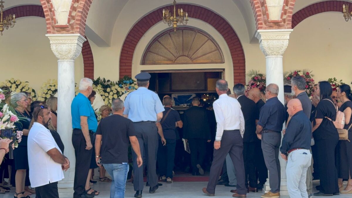 Απόστολος Βεσυρόπουλος: Πλήθος παρευρισκομένων στην κηδεία του – Το φέρετρο καλυμμένο με την ελληνική σημαία 4 Η κηδεία του Απόστολου Βεσυρόπουλου