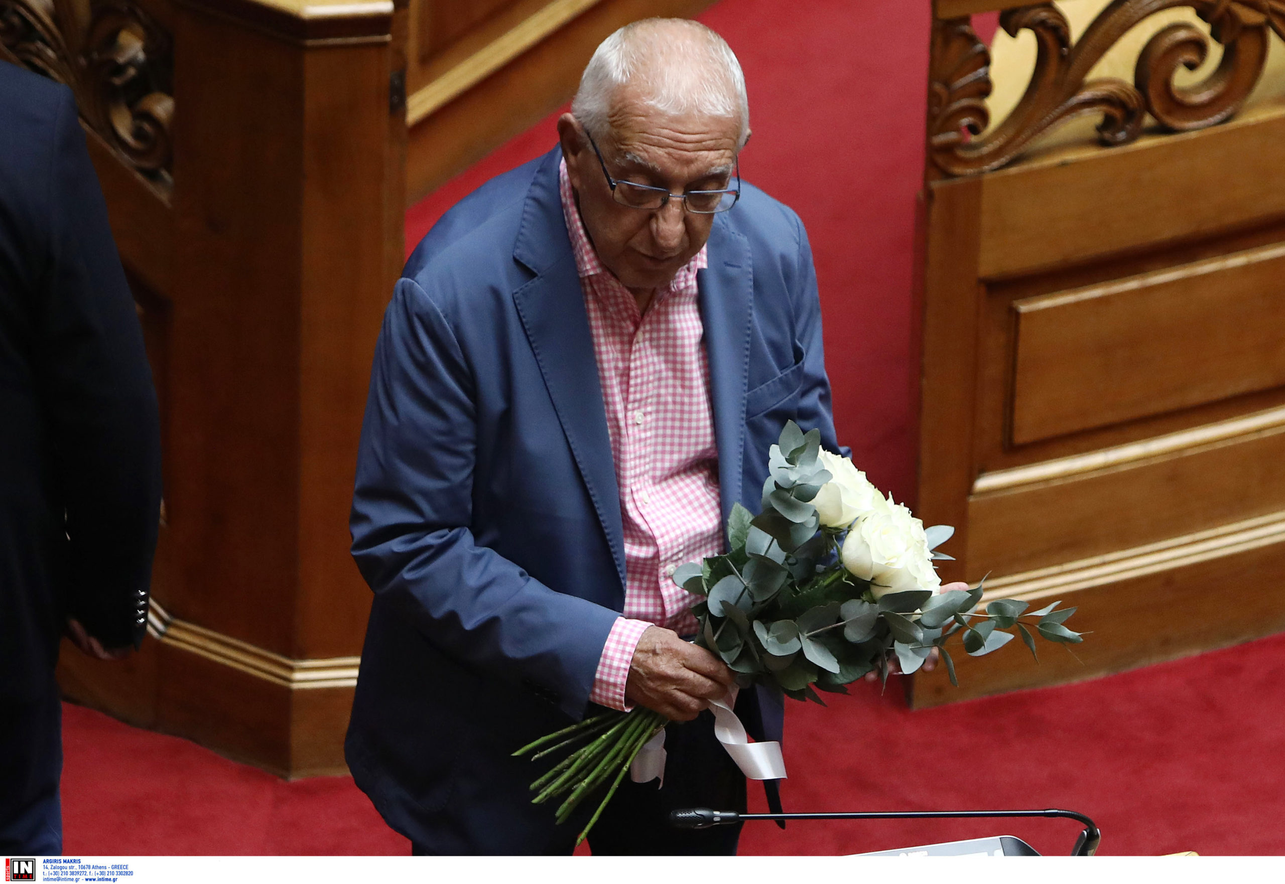 Βουλή: Τιμή στον Απόστολο Βεσυρόπουλο με λουλούδια και σιγή – Ορκωμοσία της Στέλλας Αραμπατζή