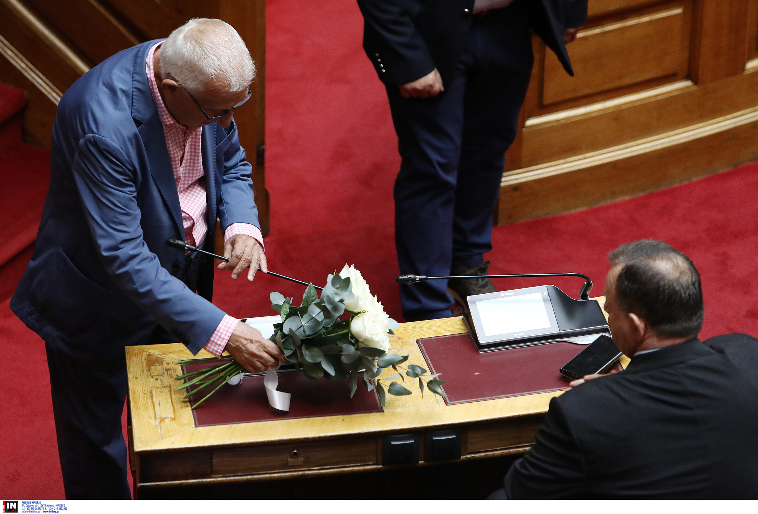 Βουλή: Τιμή στον Απόστολο Βεσυρόπουλο με λουλούδια και σιγή – Ορκωμοσία της Στέλλας Αραμπατζή
