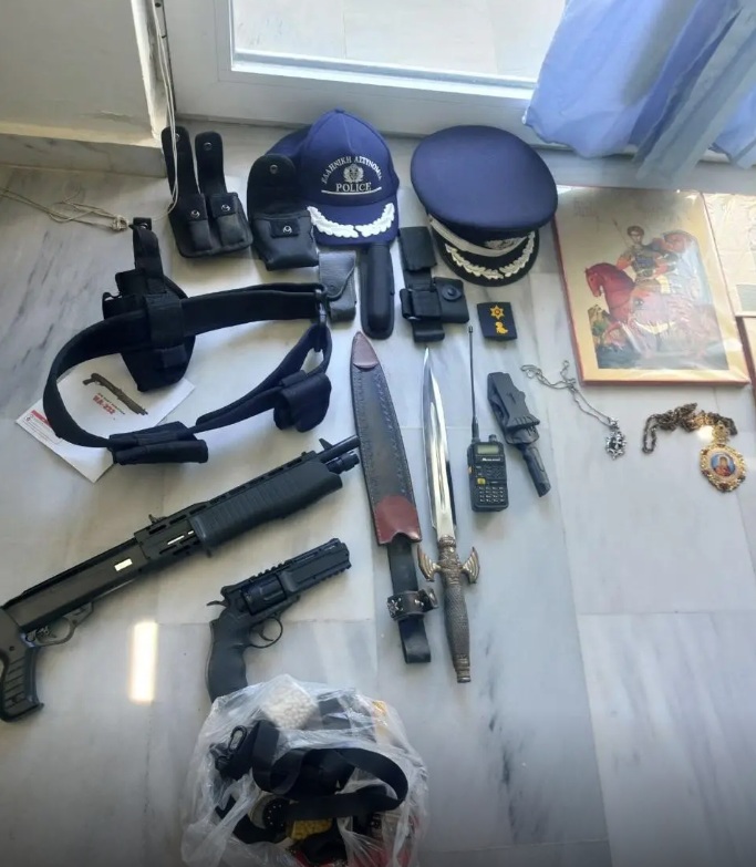 Χανιά: Συνελήφθη 53χρονος που υποδυόταν ιερέα και αστυνομικό – Κατηγορείται για αντιποίηση αρχής και παραβάσεις οπλοκατοχής