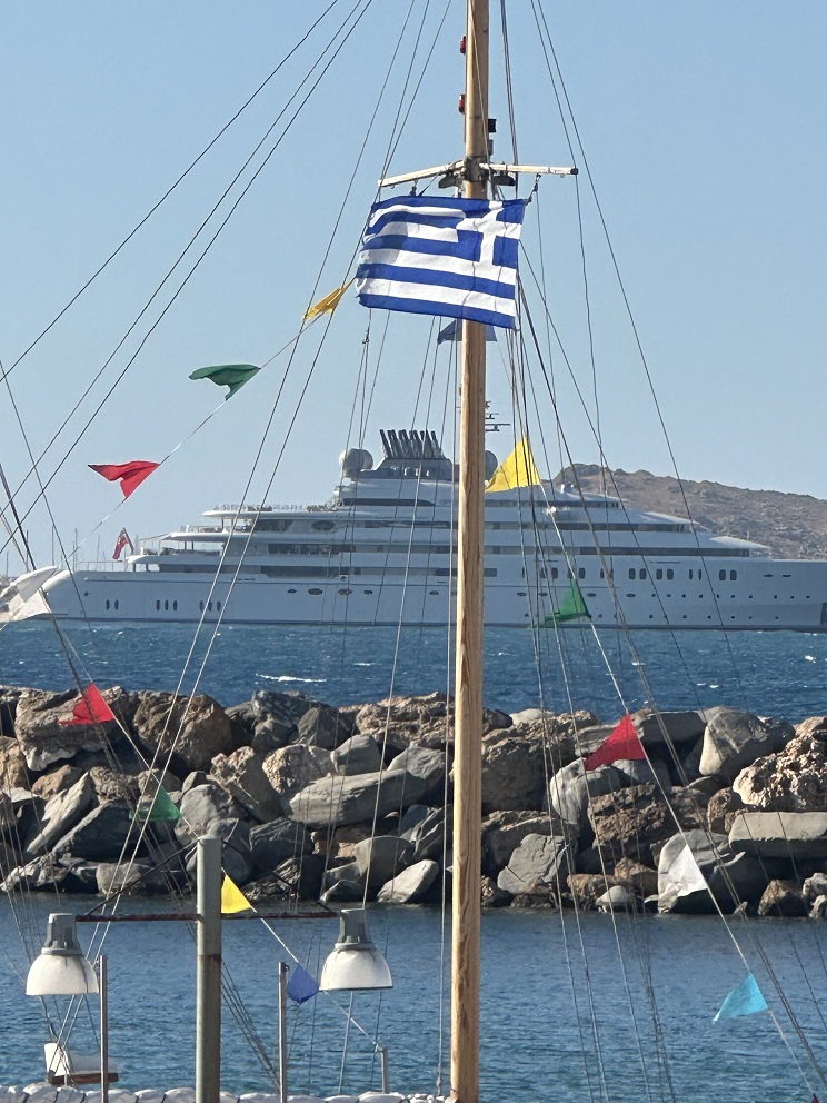 Πάρος: Η Νάουσα «γοητεύτηκε» από το πλωτό παλάτι του Σεΐχη – Ένα από τα μεγαλύτερα σούπερ γιοτ παγκοσμίως 2 Το γιότ στον κόλπο της Νάουσσα