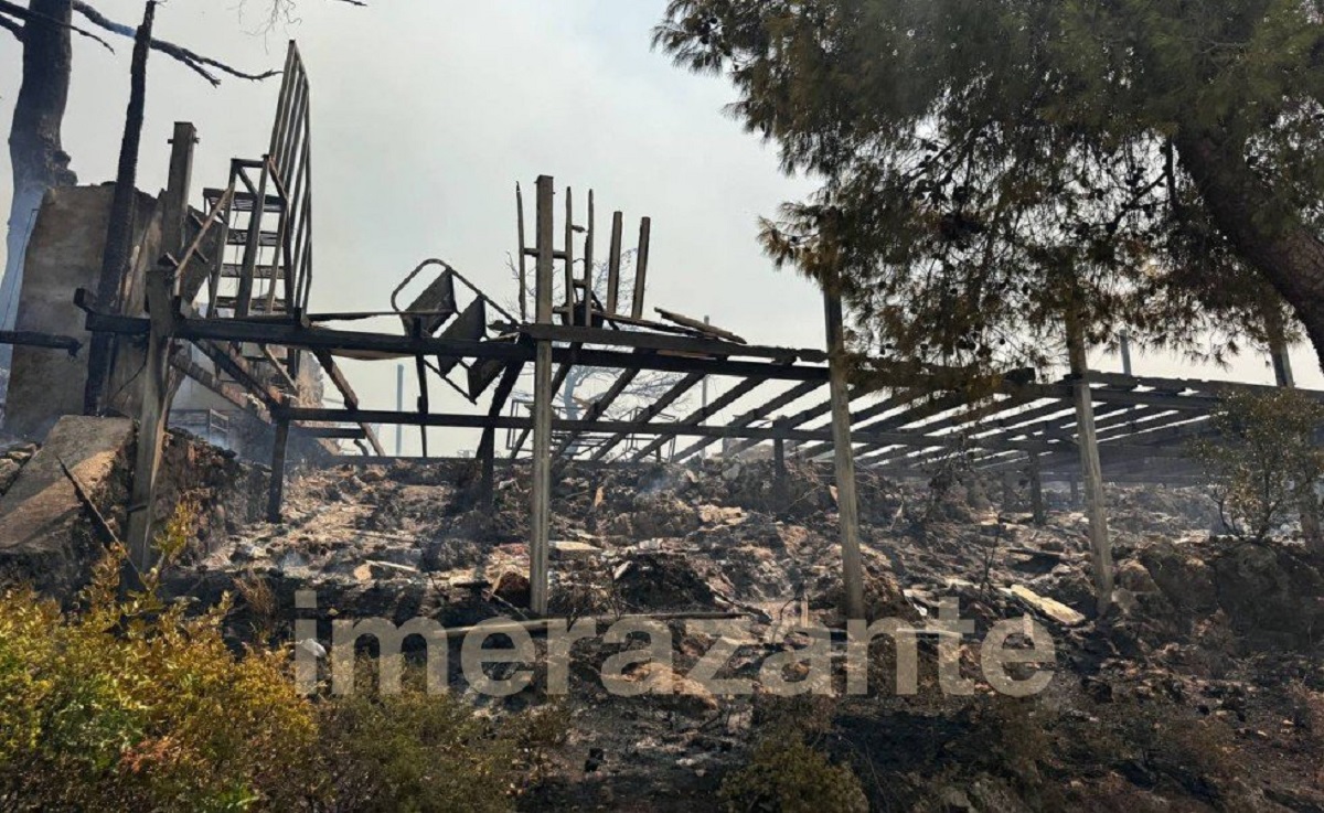 Ζάκυνθος: Ανελέητη μάχη με τις φλόγες – Στάχτη μετατράπηκε ιστορική ταβέρνα στον Αγαλά