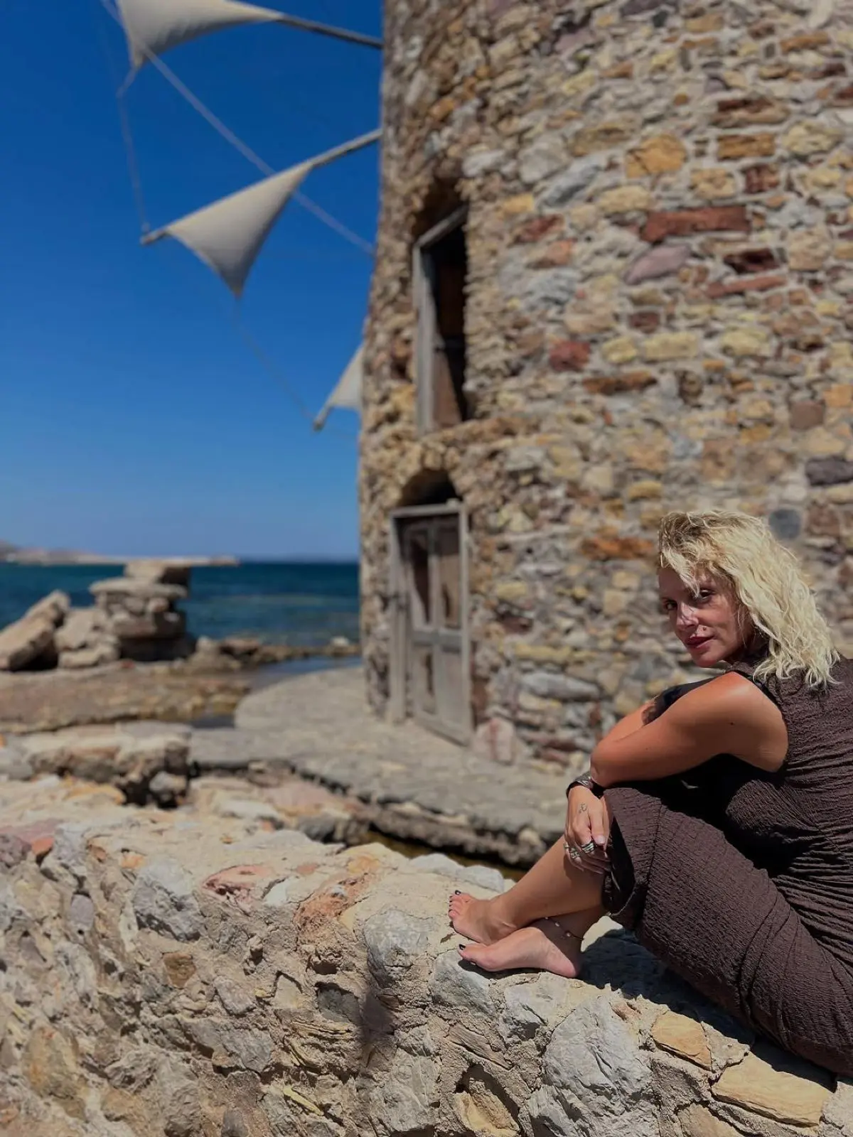Η Ελεωνόρα Ζουγανέλη στους ανεμόμυλους στη Χίο