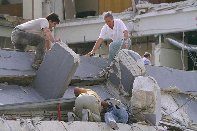 Σαν σήμερα το 1999 ο καταστροφικός σεισμός των 5,9 Ρίχτερ στην Αθήνα: 143 θύματα και εκατοντάδες τραυματίες