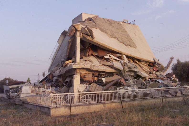 Σαν σήμερα το 1999 ο καταστροφικός σεισμός των 5,9 Ρίχτερ στην Αθήνα: 143 θύματα και εκατοντάδες τραυματίες