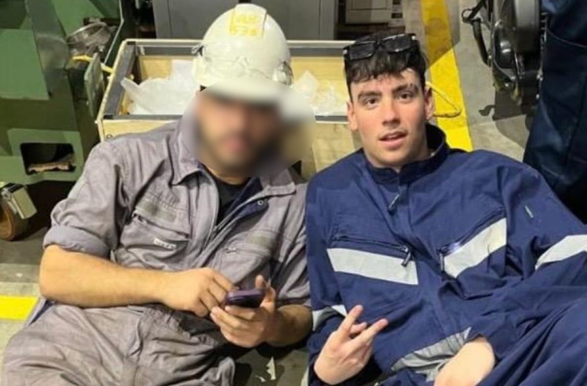 «Ανυπομονούσε να ξεκινήσει στα καράβια» δηλώνουν συγγενείς του 20χρονου ναυτικού που χάθηκε στο Blue Star Chios 3 Ο 20χρονος ναυτικός (δεξιά) με συνάδελφό του