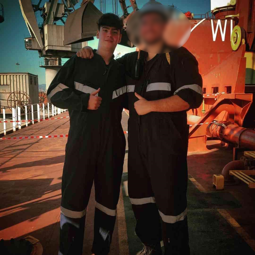 «Ανυπομονούσε να ξεκινήσει στα καράβια» δηλώνουν συγγενείς του 20χρονου ναυτικού που χάθηκε στο Blue Star Chios 4 Ο 20χρονος με τον αδελφό του σε πλοίο