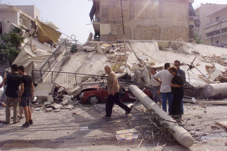 Σαν σήμερα το 1999 ο καταστροφικός σεισμός των 5,9 Ρίχτερ στην Αθήνα: 143 θύματα και εκατοντάδες τραυματίες