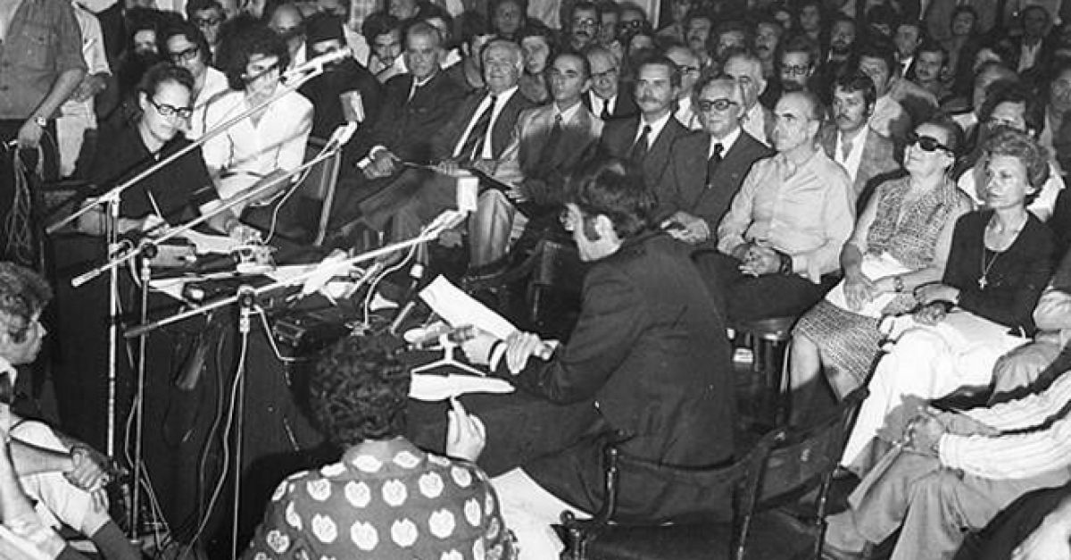 ΠΑΣΟΚ: 51 χρόνια από την Ιδρυτική Διακήρυξη – Η πορεία του κόμματος που άλλαξε το πολιτικό τοπίο και το παρασκήνιο της ονομασίας του