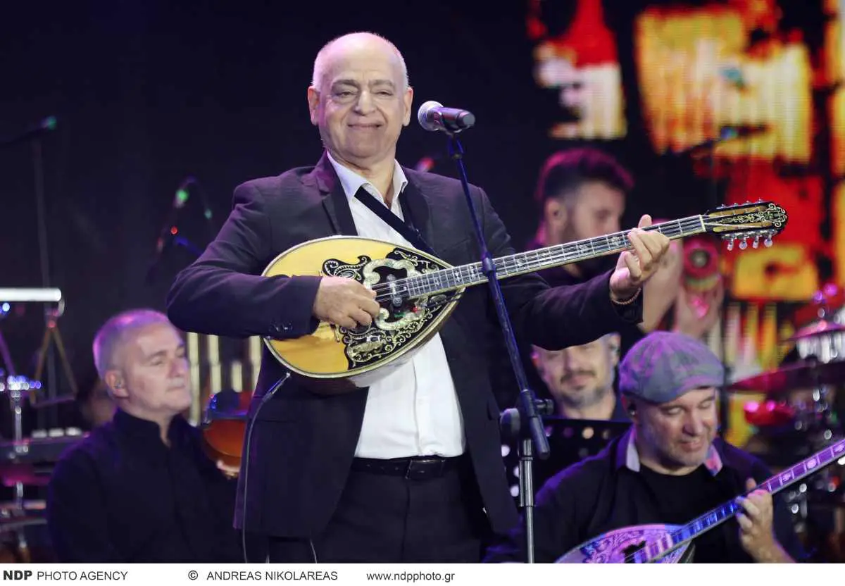 Λαμπερή βραδιά με επώνυμους στη συναυλία για τον Γρηγόρη Μπιθικώτση στο Καλλιμάρμαρο