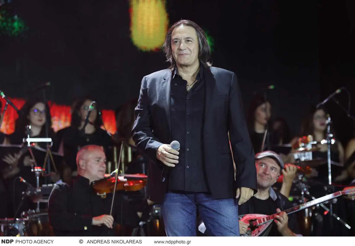 Λαμπερή βραδιά με επώνυμους στη συναυλία για τον Γρηγόρη Μπιθικώτση στο Καλλιμάρμαρο