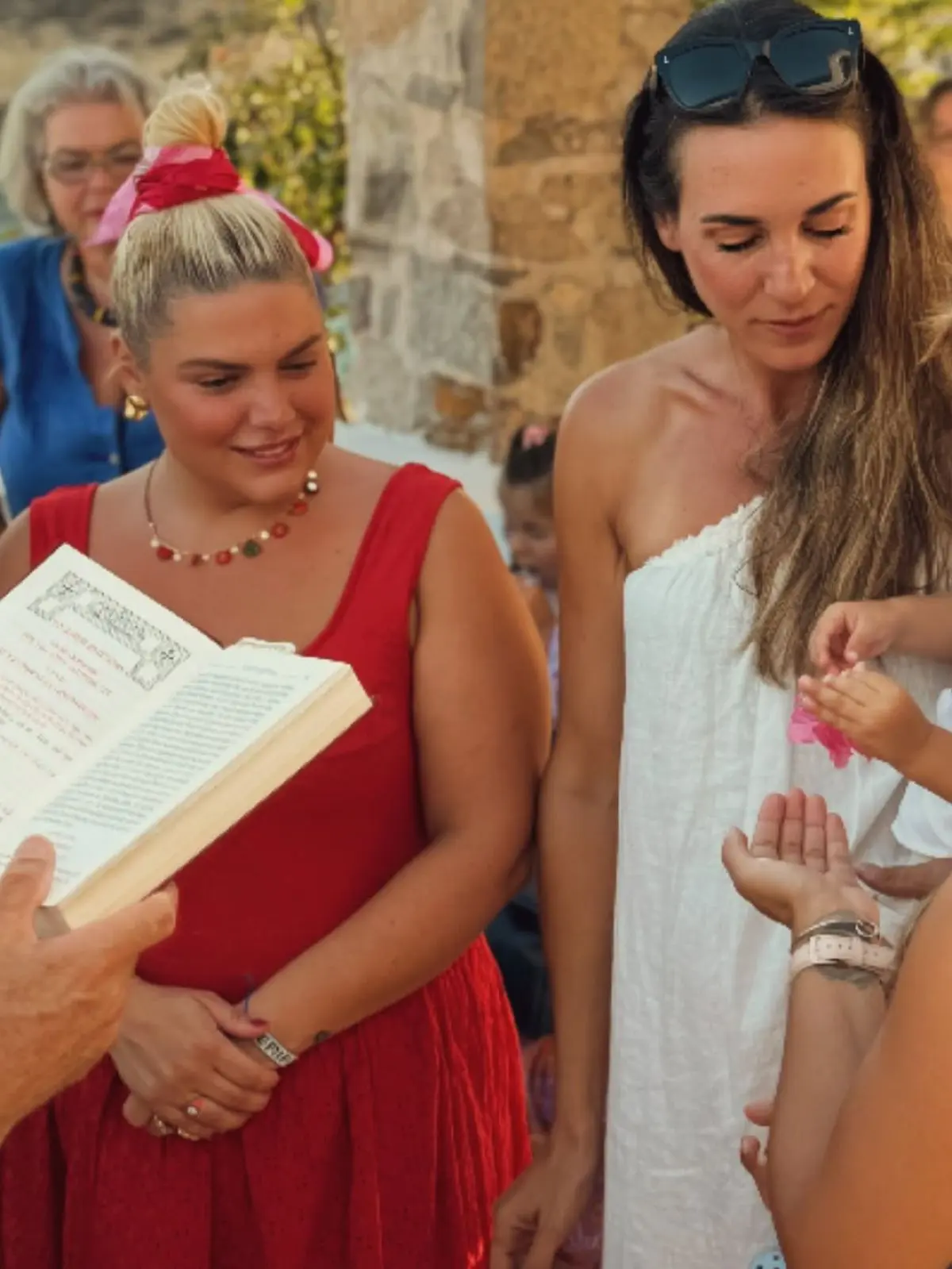 Η Δανάη Μπάρκα έγινε νονά: «Αγάπη με την πρώτη ματιά το νησί, λατρεία ο μπέμπης» 20 Νονά η Δανάη Μπάρκα