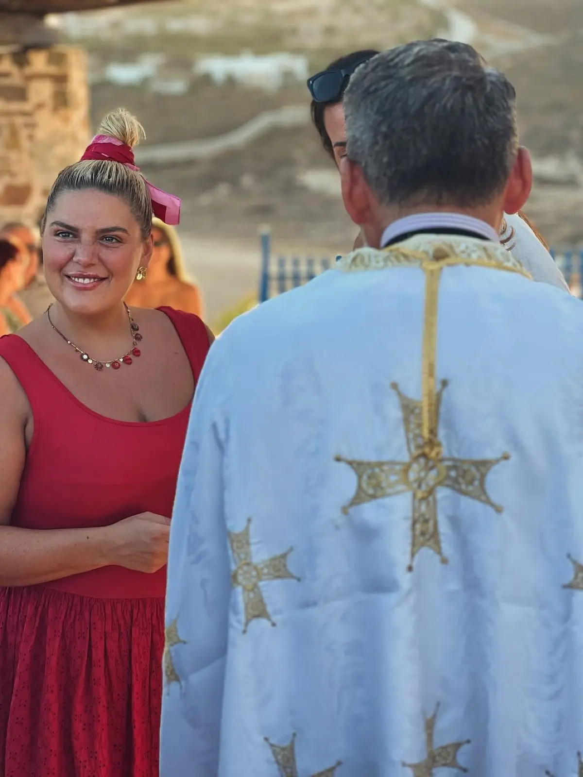 Η Δανάη Μπάρκα έγινε νονά: «Αγάπη με την πρώτη ματιά το νησί, λατρεία ο μπέμπης» 15 Νονά η Δανάη Μπάρκα