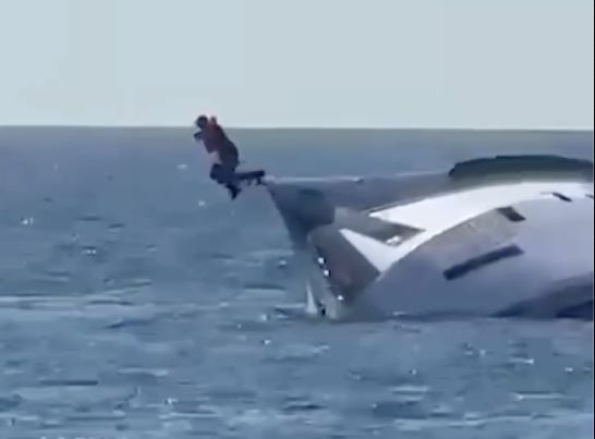 Τουρκία: Πολυτελές γιοτ κατέληξε στον βυθό λίγο μετά την καθέλκυση – Δείτε το βίντεο 2 Τουρκία: Πολυτελές γιοτ κατέληξε στον βυθό λίγο μετά την καθέλκυση – Δείτε το βίντεο