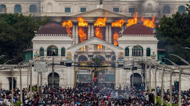 Νεπάλ: Χάος στο Κατμαντού – Πυρκαγιά κατέστρεψε τη σύζυγο του πρώην πρωθυπουργού – Ο στρατός προειδοποιεί με δράση