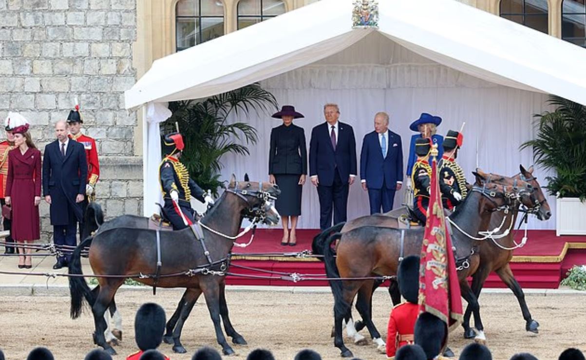 Βρετανία: Στιγμιότυπα από την άφιξη του Τραμπ και της Μελάνια από τους βασιλείς – Η ιδιαίτερη κίνηση του Καρόλου και το κοπλιμέντο του Προέδρου