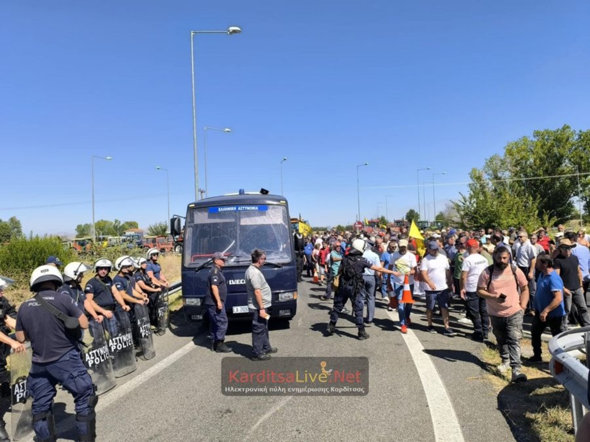 Κλούβα ΜΑΤ σε πορεία αγροτών