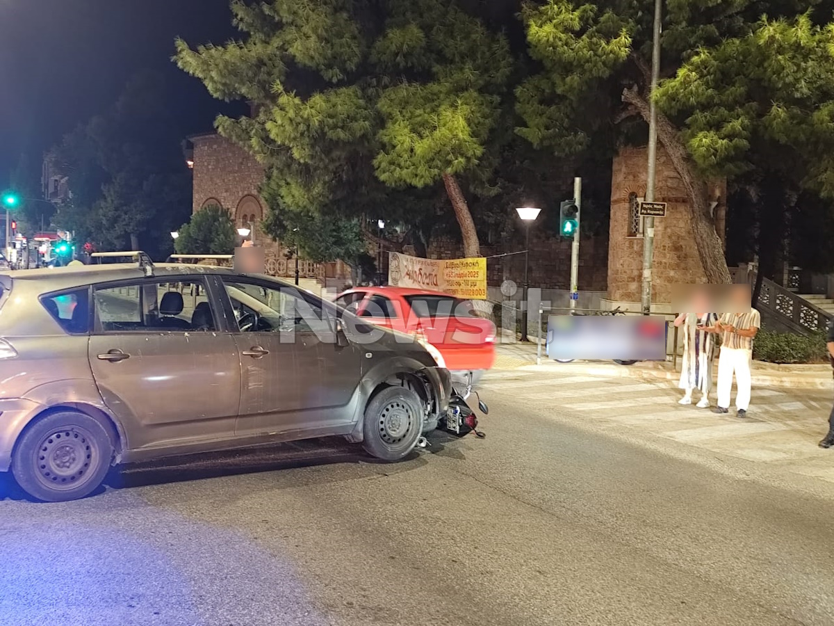Σύγκρουση μηχανής και αυτοκινήτου στη λεωφόρο Αμφιθέας