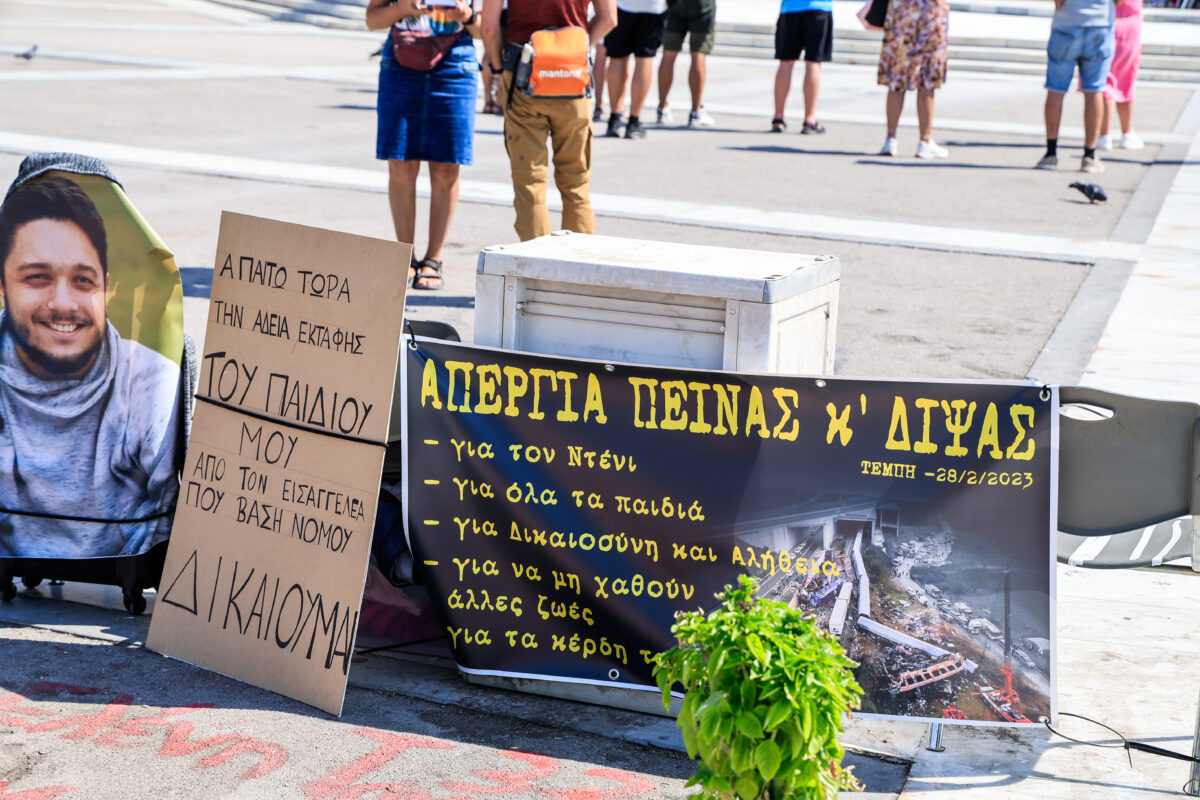 Τέμπη: Πατέρας θύματος αρχίζει απεργία πείνας και δίψας μπροστά στη Βουλή ζητώντας την εκταφή της σορού του παιδιού του 4 Πάνος Ρούτσι