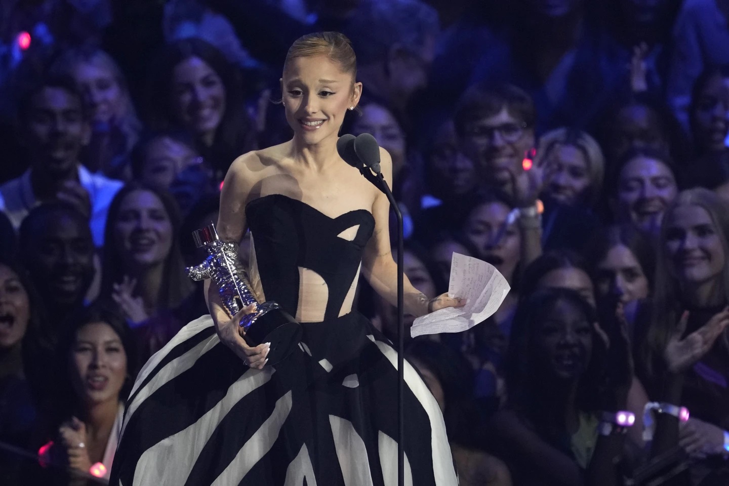 MTV VMAs 2025: Διακρίθηκαν Lady Gaga, Ariana Grande και Sabrina Carpenter – Ανακαλύψτε τους νικητές ανά κατηγορία 5 MTV VMAs 2025: Διακρίθηκαν Lady Gaga, Ariana Grande και Sabrina Carpenter – Ανακαλύψτε τους νικητές ανά κατηγορία