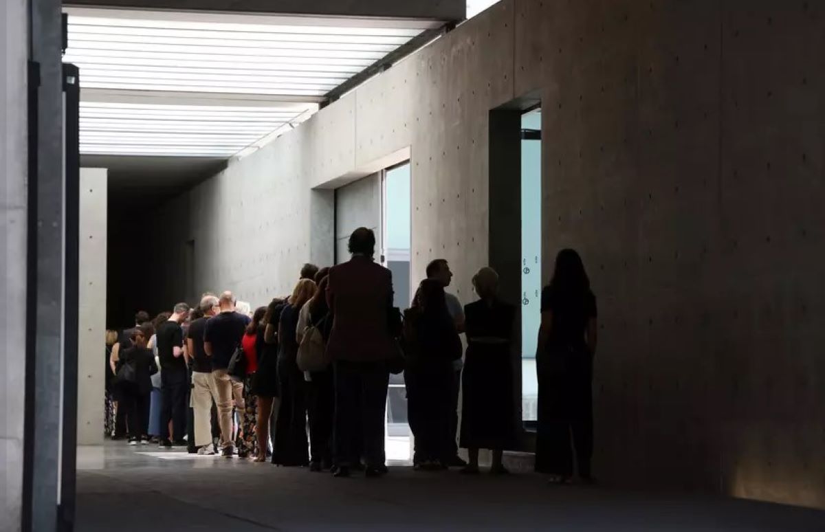 Τζόρτζιο Αρμάνι: Πλήθος κόσμου στο λαϊκό προσκύνημα στο Μιλάνο - Τη Δευτέρα η κηδεία του εμβληματικού σχεδιαστή 4 Τζόρτζιο Αρμάνι λαϊκό προσκύνημα Μιλάνο