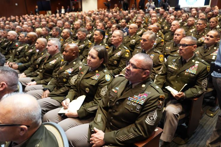 Τραμπ: Δήλωσε ότι ο στρατός μπορεί να επεκταθεί και να εκπαιδεύεται σε «επικίνδυνες» περιοχές