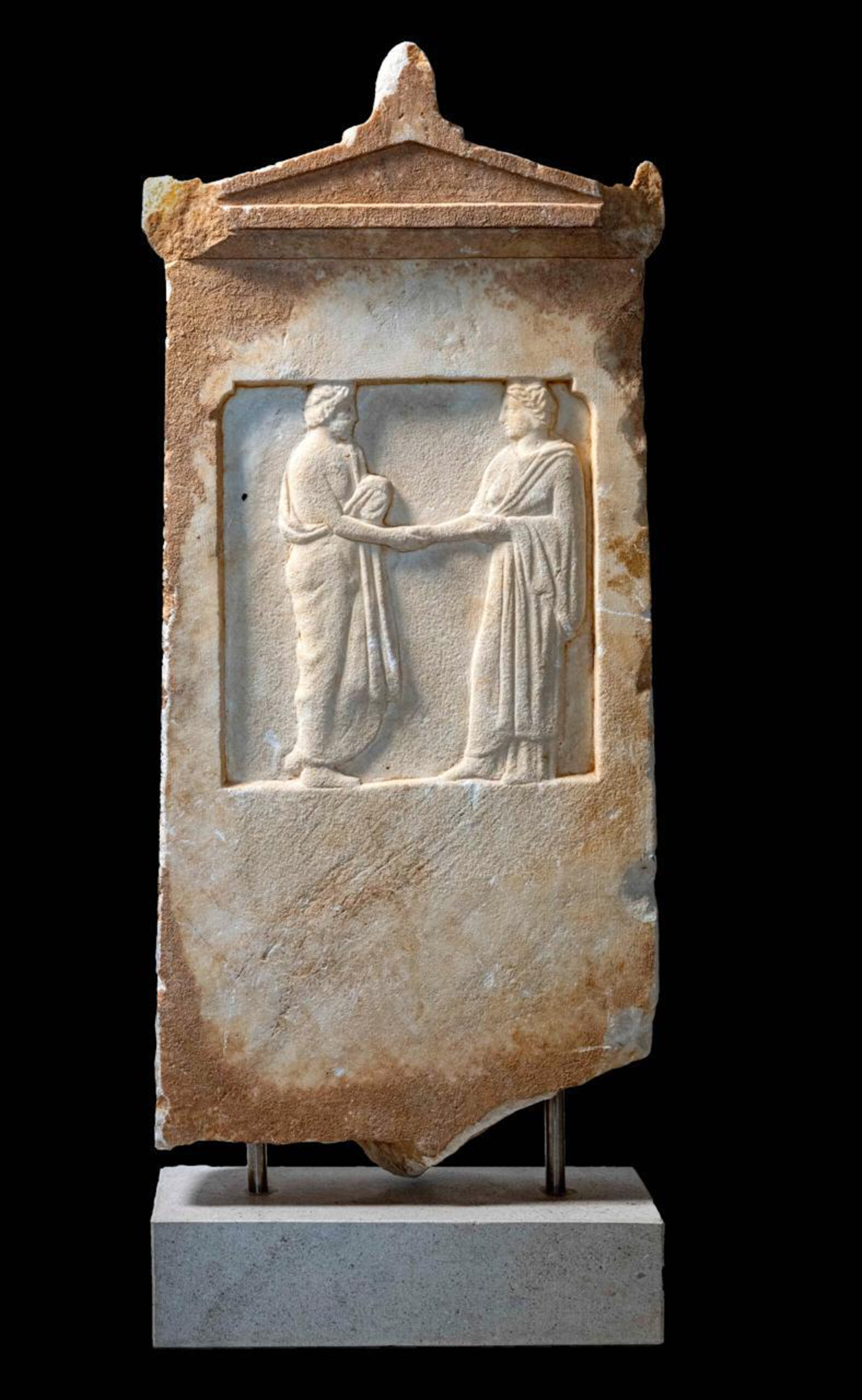 Επιστρέφουν στην Ελλάδα 86 αρχαιότητες από ιδιωτική συλλογή 8 Μαρμάρινη αττική επιτύμβια στήλη με αετωματική επίστεψη