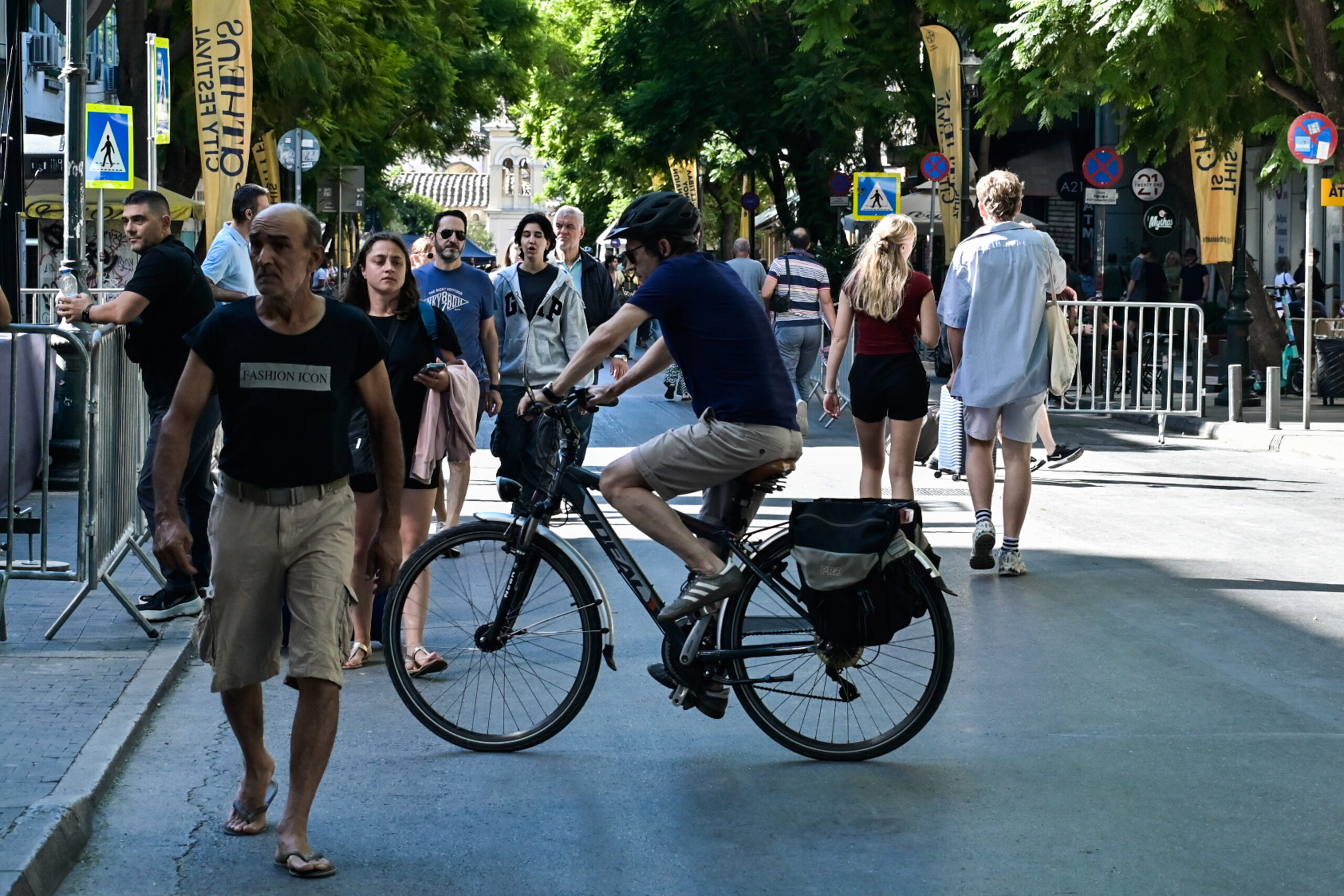 Η Αθήνα τιμά την Παγκόσμια Ημέρα Χωρίς Αυτοκίνητο με πεζοδρόμηση της οδού Αθηνάς 16 Πολίτες στην οδό Αθηνάς για τις εκδηλώσεις της Ημέρας χωρίς αυτοκίνητο