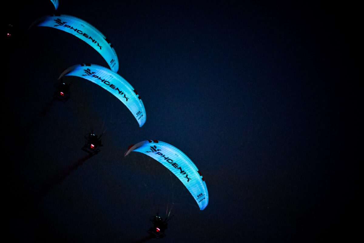Athens Flying Week 2025: Το εντυπωσιακό νυχτερινό σόου των Phoenix paramotors και οι τολμηροί ελιγμοί αεροσκαφών
