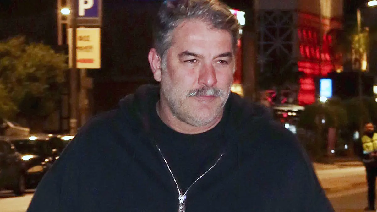 O Βασίλης Μπισμπίκης σε δημόσια έξοδό του