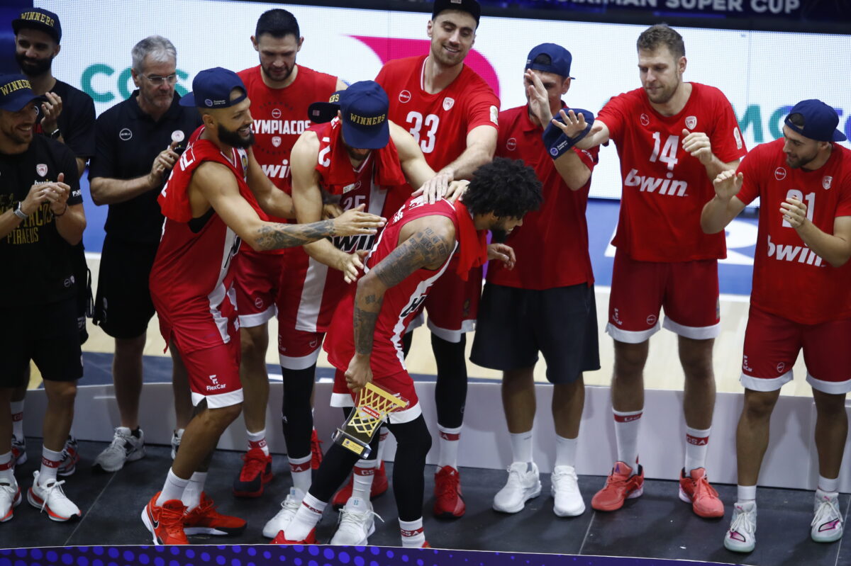 Ολυμπιακός – Προμηθέας Πάτρας: Η απονομή του Super Cup στους Πειραιώτες πρωταθλητές