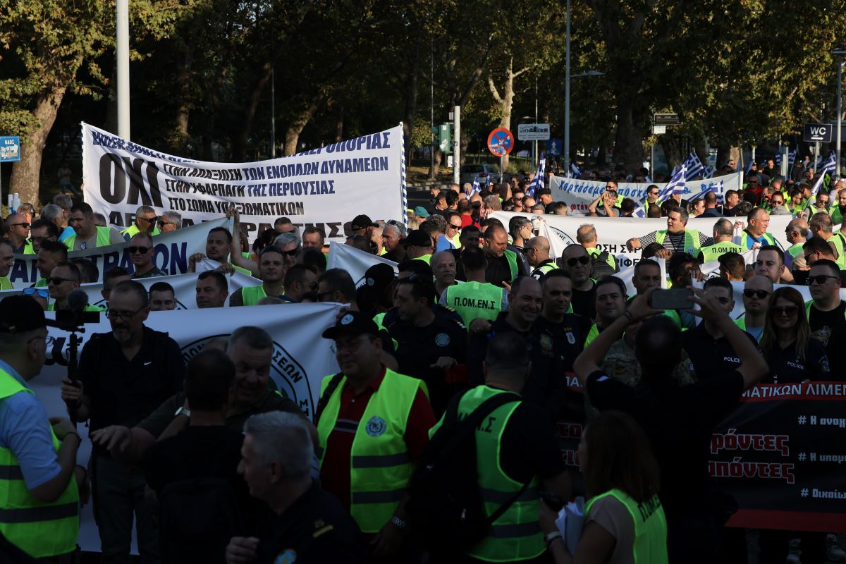 Θεσσαλονίκη: Με πυρσούς, κόρνες και συνθήματα η διαμαρτυρία των ενστόλων – «Απαιτούμε αξιοπρέπεια» 5 Πορεία ενστόλων στη ΔΕΘ