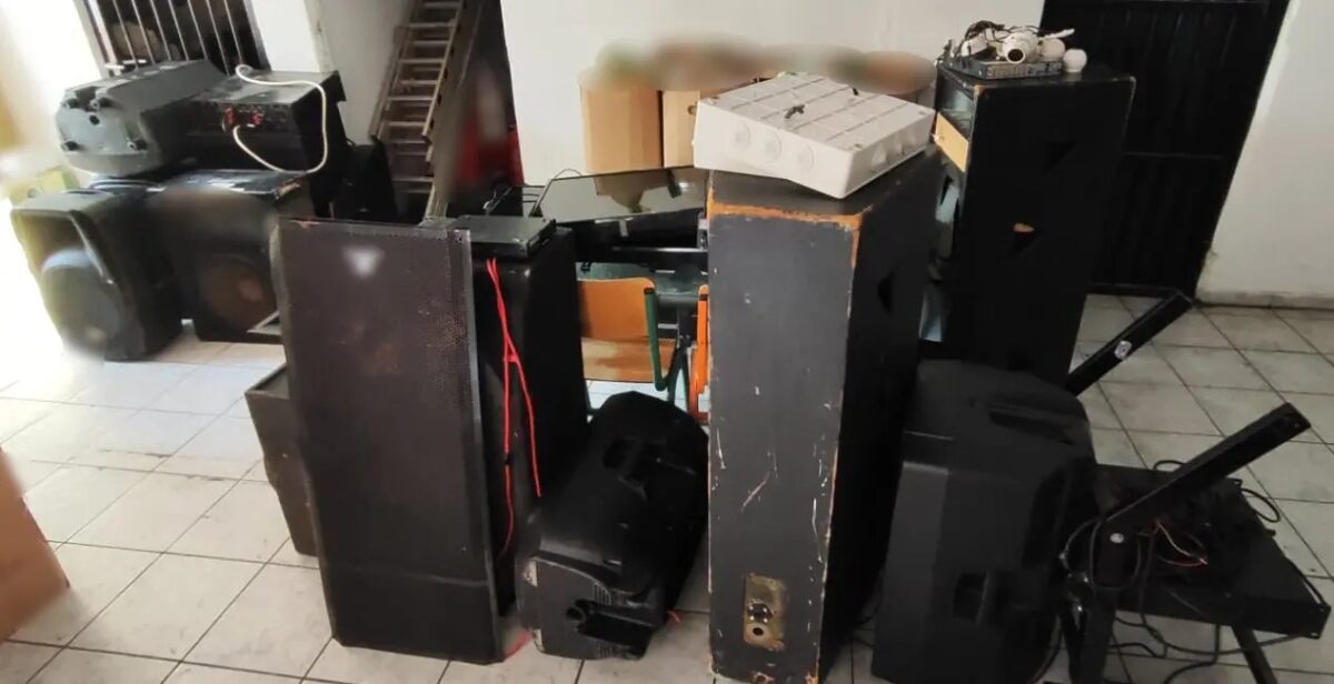 Εκτεταμένη επιχείρηση σε Ζεφύρι και Άνω Λιόσια: Ανακαλύφθηκαν καραμπίνες, ματσέτα και κάμερες ασφαλείας – 8 συλλήψεις 6 Ηχεία