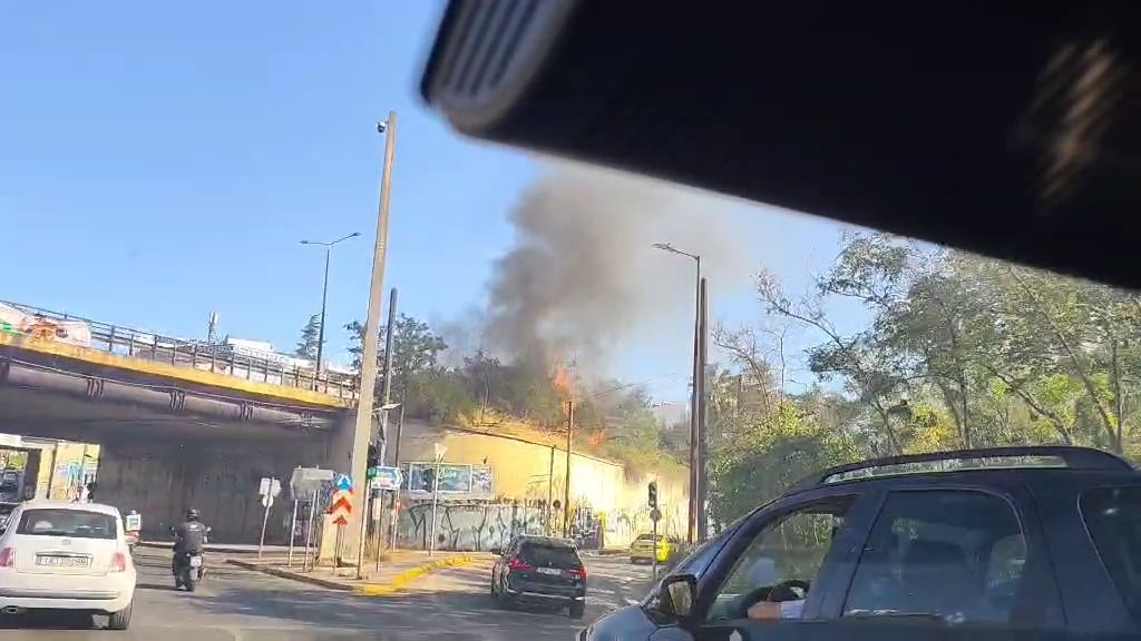 Φωτιά σε ΙΧ στη λεωφόρο Κηφισίας – Καταστράφηκε ολοσχερώς