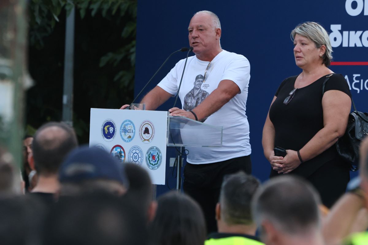 Θεσσαλονίκη: Με πυρσούς, κόρνες και συνθήματα η διαμαρτυρία των ενστόλων – «Απαιτούμε αξιοπρέπεια» 7 Οι γονείς του αδικοχαμένου αστυνομικού, Γιώργου Λυγγερίδη