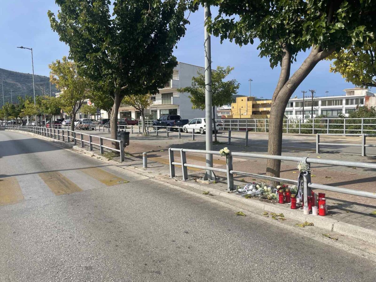 Κεράκια στο σημείο του τροχαίου με θύμα τον 10χρονο μαθητή