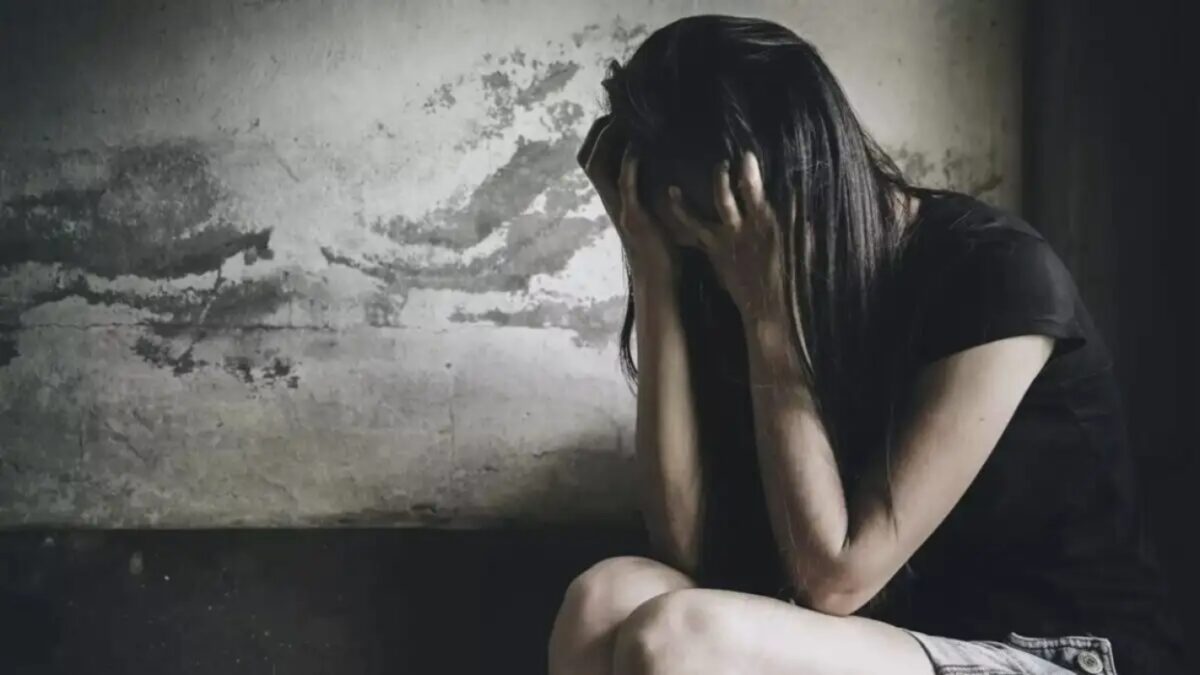 Πάτρα: Ανήλικες ανάγκασαν 13χρονη να ζητήσει συγγνώμη και να φιλήσει τα πόδια τους – Το κατέγραψαν σε βίντεο