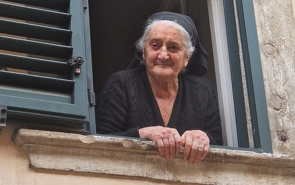Ιταλία: 94χρονη εξαντλημένη από τους «αφόρητους» τουρίστες που πλημμυρίζουν το χωριό για selfie μαζί της – Χτυπούν πόρτες για να τη βρουν