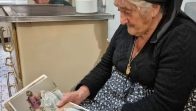 Ιταλία: 94χρονη εξαντλημένη από τους «αφόρητους» τουρίστες που πλημμυρίζουν το χωριό για selfie μαζί της – Χτυπούν πόρτες για να τη βρουν