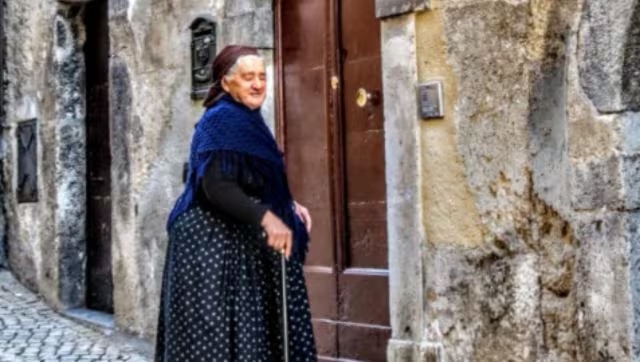 Ιταλία: 94χρονη εξαντλημένη από τους «αφόρητους» τουρίστες που πλημμυρίζουν το χωριό για selfie μαζί της – Χτυπούν πόρτες για να τη βρουν