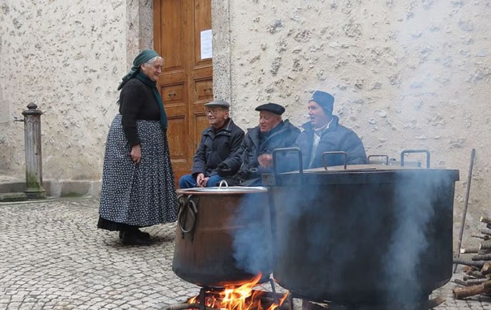 Ιταλία: 94χρονη εξαντλημένη από τους «αφόρητους» τουρίστες που πλημμυρίζουν το χωριό για selfie μαζί της – Χτυπούν πόρτες για να τη βρουν