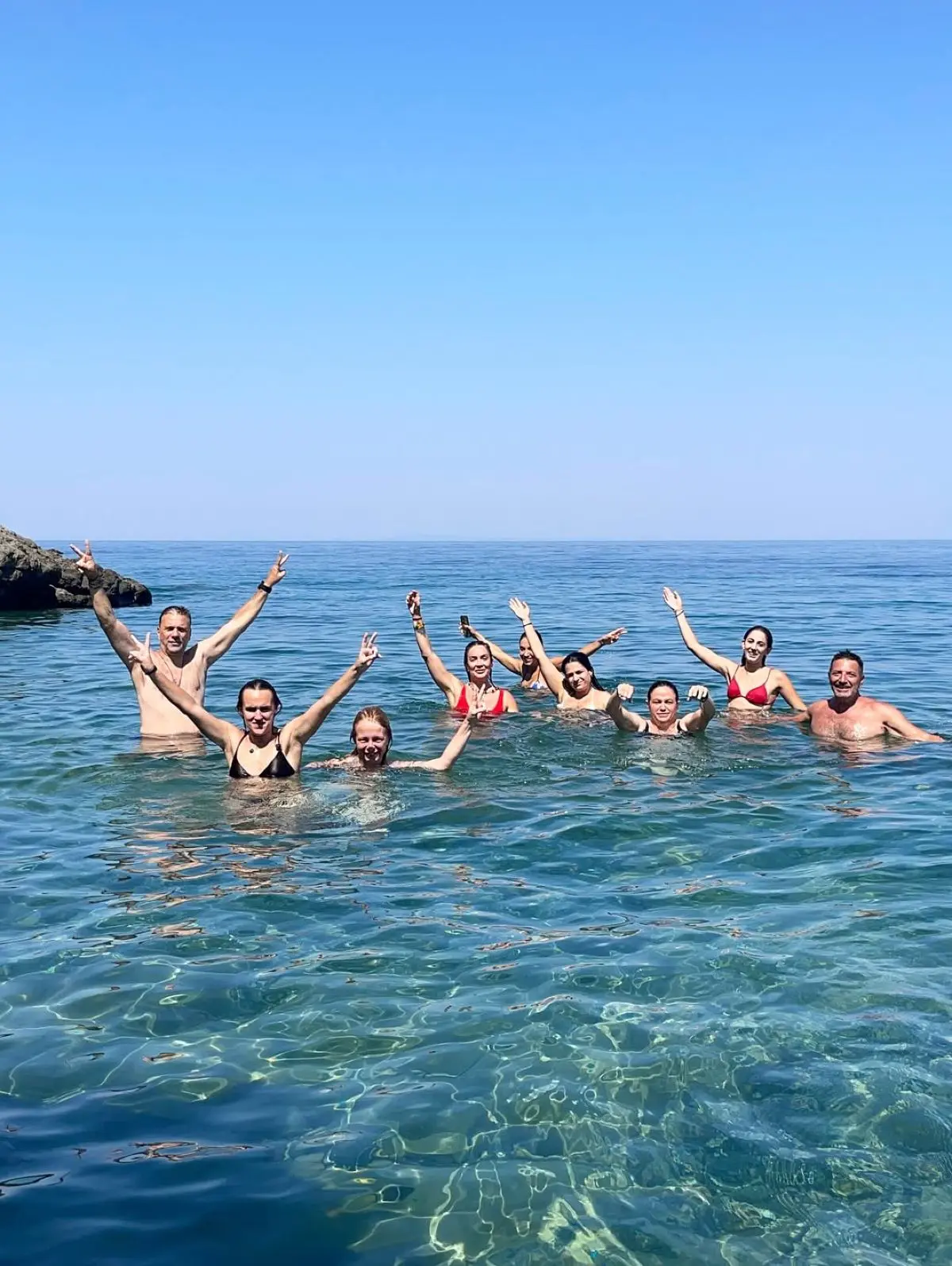 Η Μαρία Κωνσταντάκη στη Σαμοθράκη με τους φίλους της στην παραλία