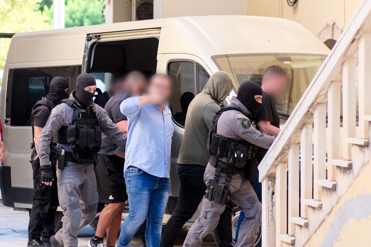 Χανιά: Υπό αυστηρά μέτρα ασφαλείας στον ανακριτή τα 17 μέλη της συμμορίας – Οι 3 δικογραφίες και οι εκατοντάδες κατηγορούμενοι 7 Οι συλληφθέντες στα δικαστήρια Χανίων