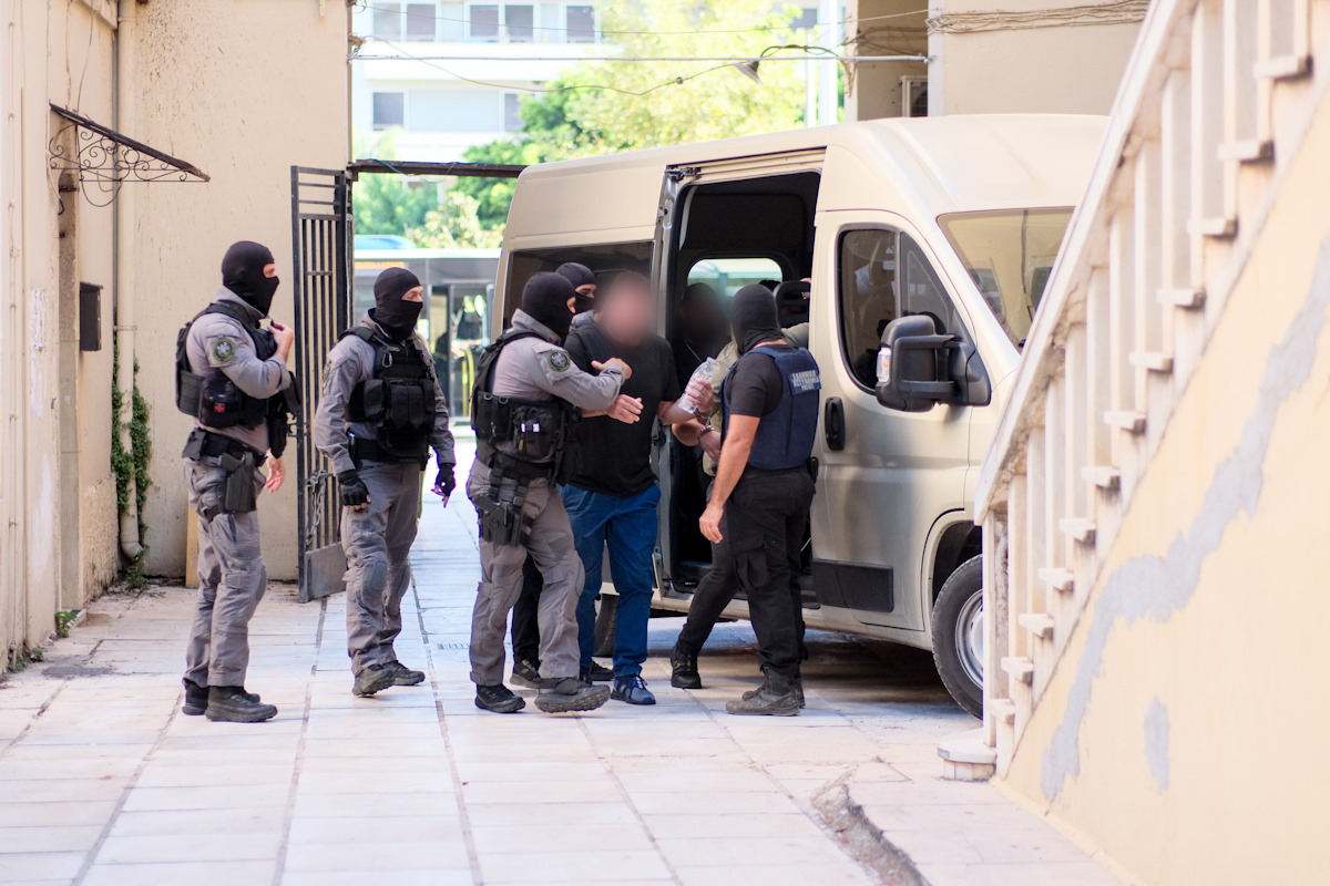 Χανιά: Υπό αυστηρά μέτρα ασφαλείας στον ανακριτή τα 17 μέλη της συμμορίας – Οι 3 δικογραφίες και οι εκατοντάδες κατηγορούμενοι 6 Οι συλληφθέντες στα δικαστήρια Χανίων