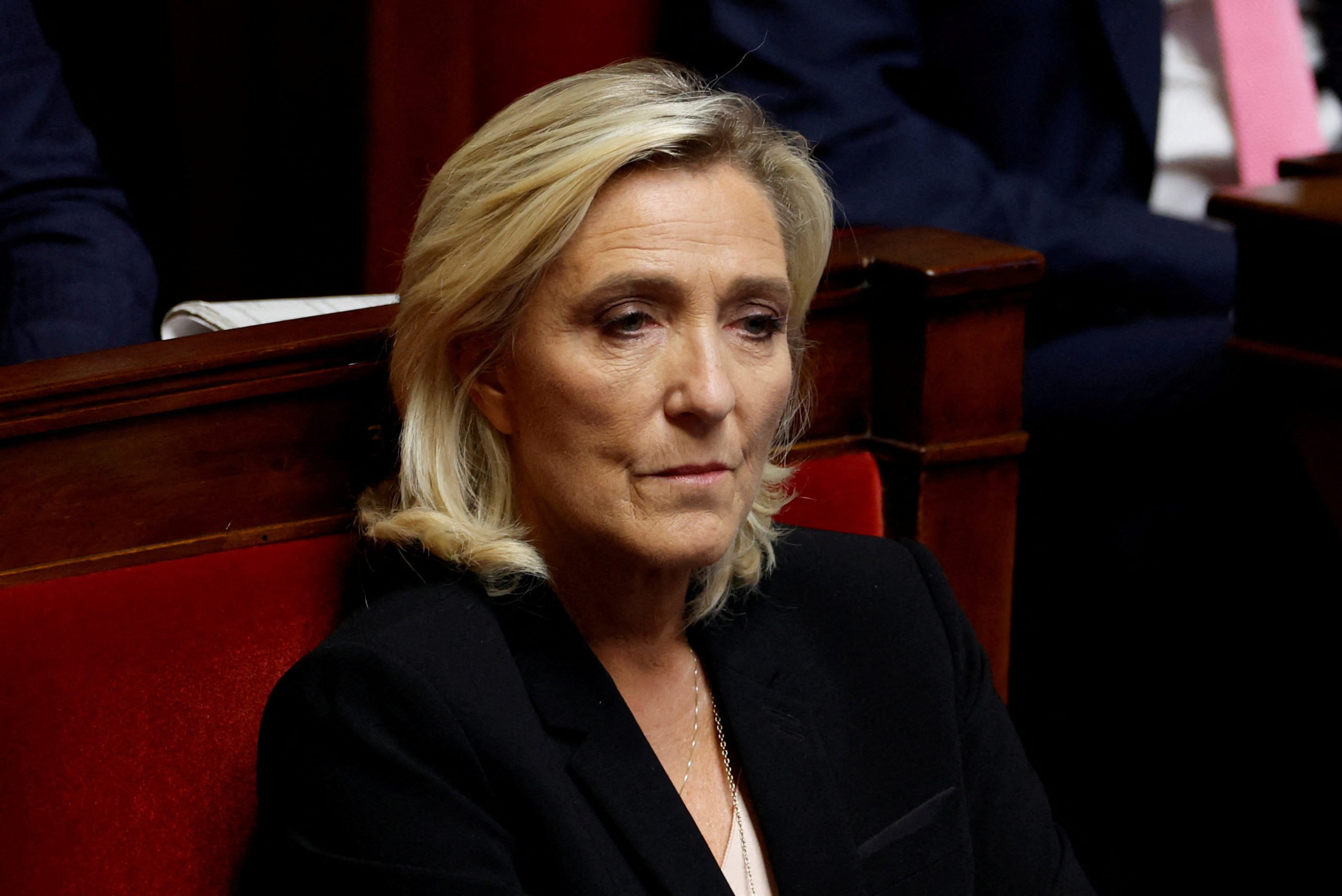 Politico: Η Μαρίν Λεπέν αξιοποιεί την πολιτική αναταραχή στη Γαλλία – Απαιτεί εκλογές και την αποχώρηση Μακρόν 8 Politico: Η Μαρίν Λεπέν αξιοποιεί την πολιτική αναταραχή στη Γαλλία – Απαιτεί εκλογές και την αποχώρηση Μακρόν
