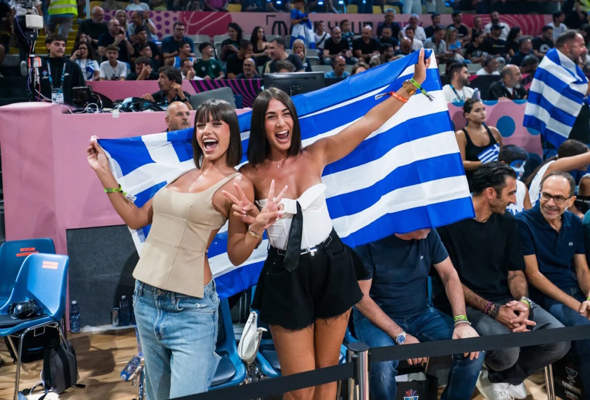 Έλενα Κρεμλίδου και Μαριγκόνα εντυπωσίασαν στην εξέδρα του Ισπανία – Ελλάδα