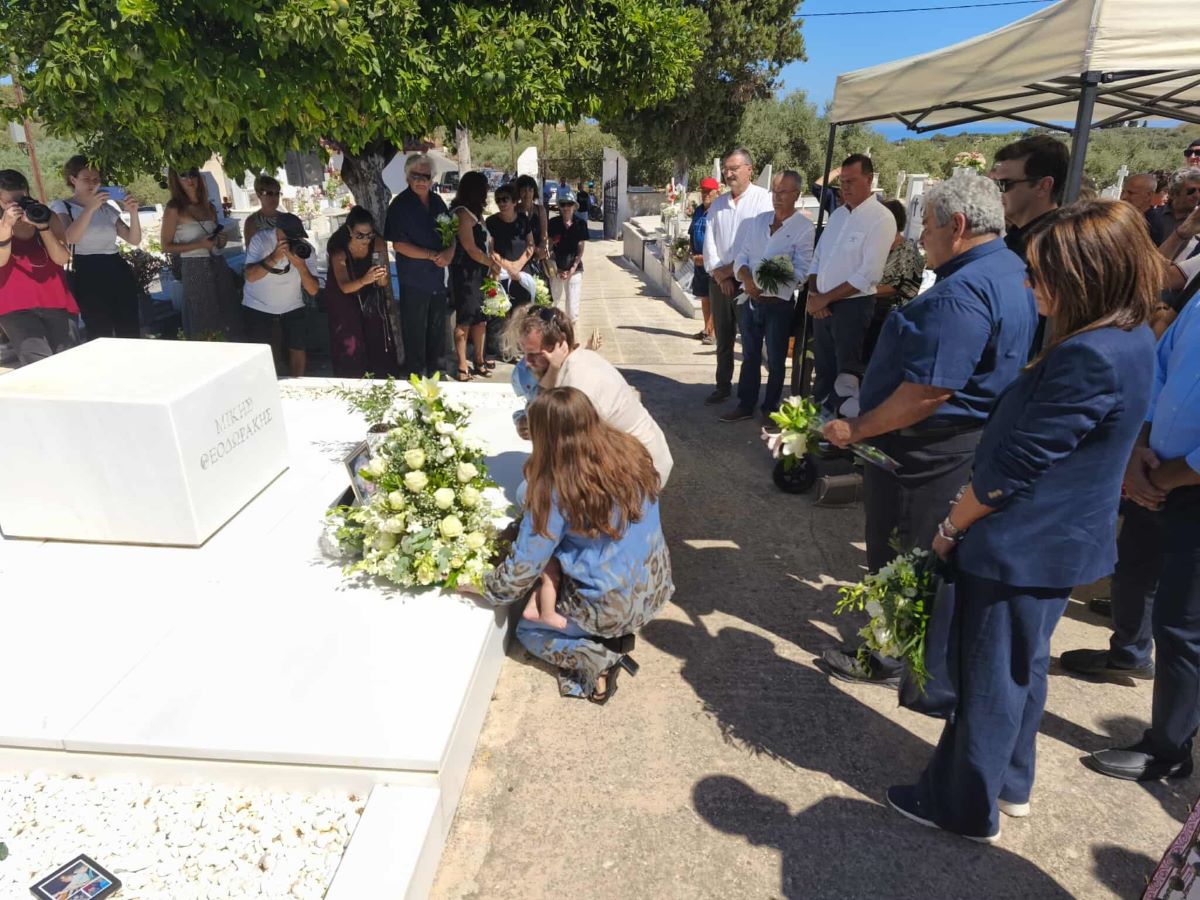 Μίκης Θεοδωράκης: Συγκινητική ατμόσφαιρα στο ετήσιο μνημόσυνο του μεγάλου μουσικοσυνθέτη στην Κρήτη 2 Η εγγονή του Μίκη Θεοδωράκη, Μυρτώ