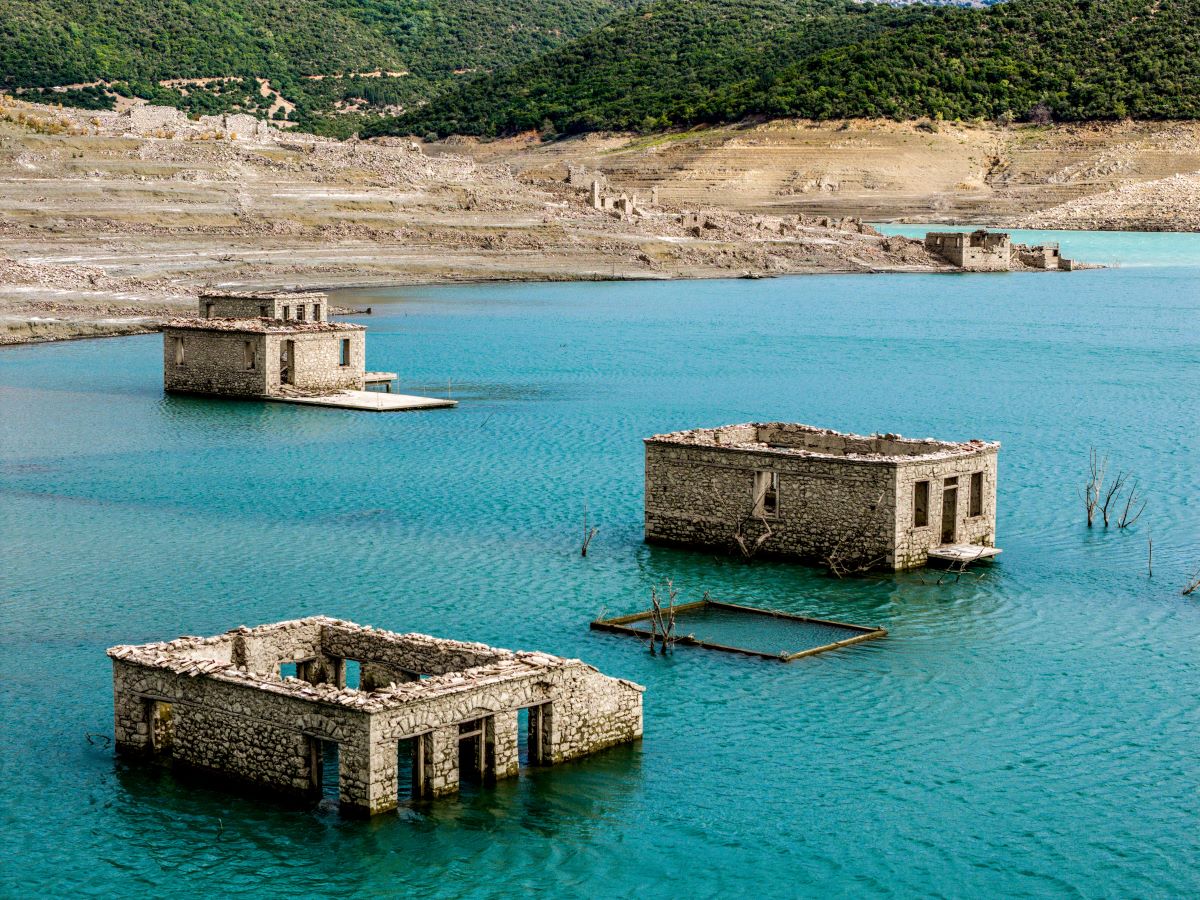 Μόρνος: Το βυθισμένο χωριό Κάλλιο αναδύθηκε λόγω ξηρασίας – Εκπληκτικές εικόνες 6 Μόρνος: Το βυθισμένο χωριό Κάλλιο αναδύθηκε λόγω ξηρασίας – Εκπληκτικές εικόνες