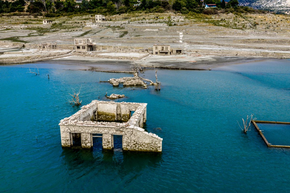 Μόρνος: Το βυθισμένο χωριό Κάλλιο αναδύθηκε λόγω ξηρασίας – Εκπληκτικές εικόνες 8 Το χωριό Κάλλιο στη λίμνη του Μόρνου