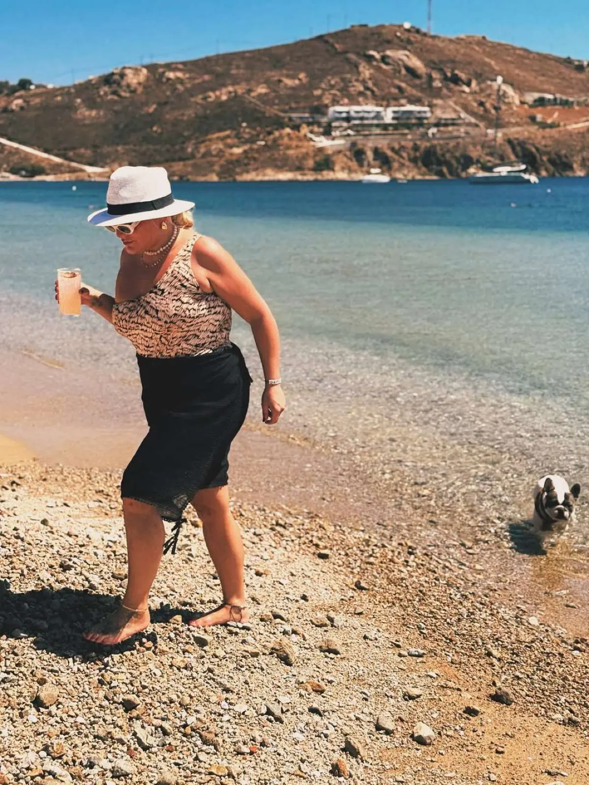 Η Δανάη Μπάρκα στην παραλία με τον σκύλο της